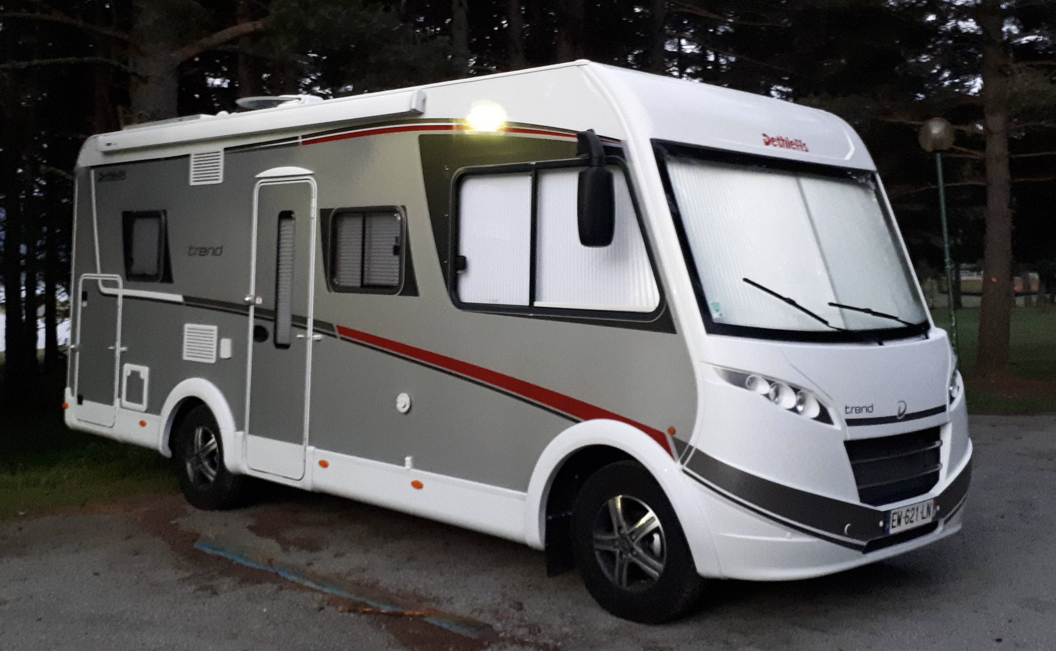 Camping car Integral DETHLEFFS I 6767 état neuf 18000 km - VENDU -