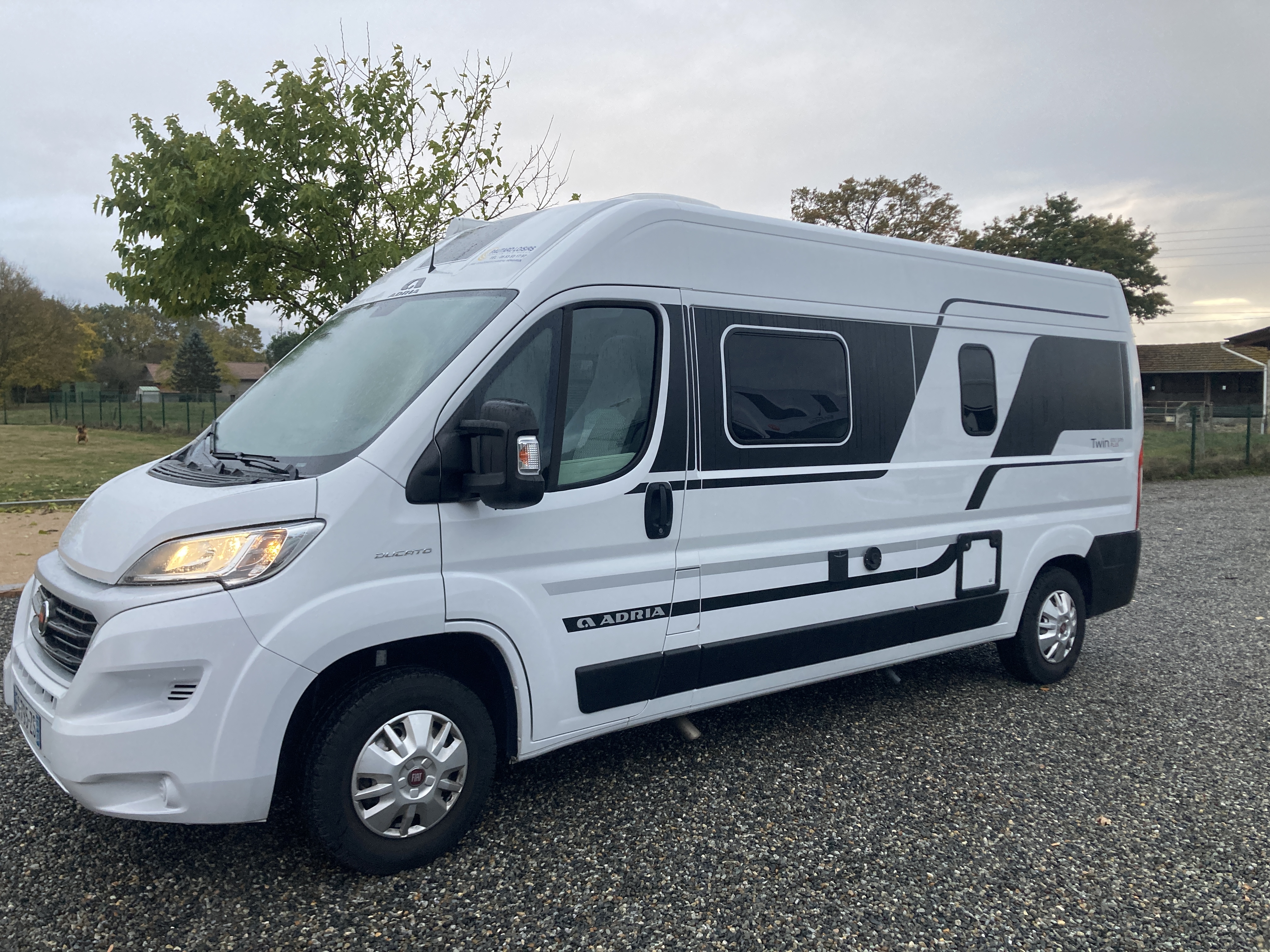 Fourgon aménagé occasion Adria Twin Plus 600 SPB - VENDU