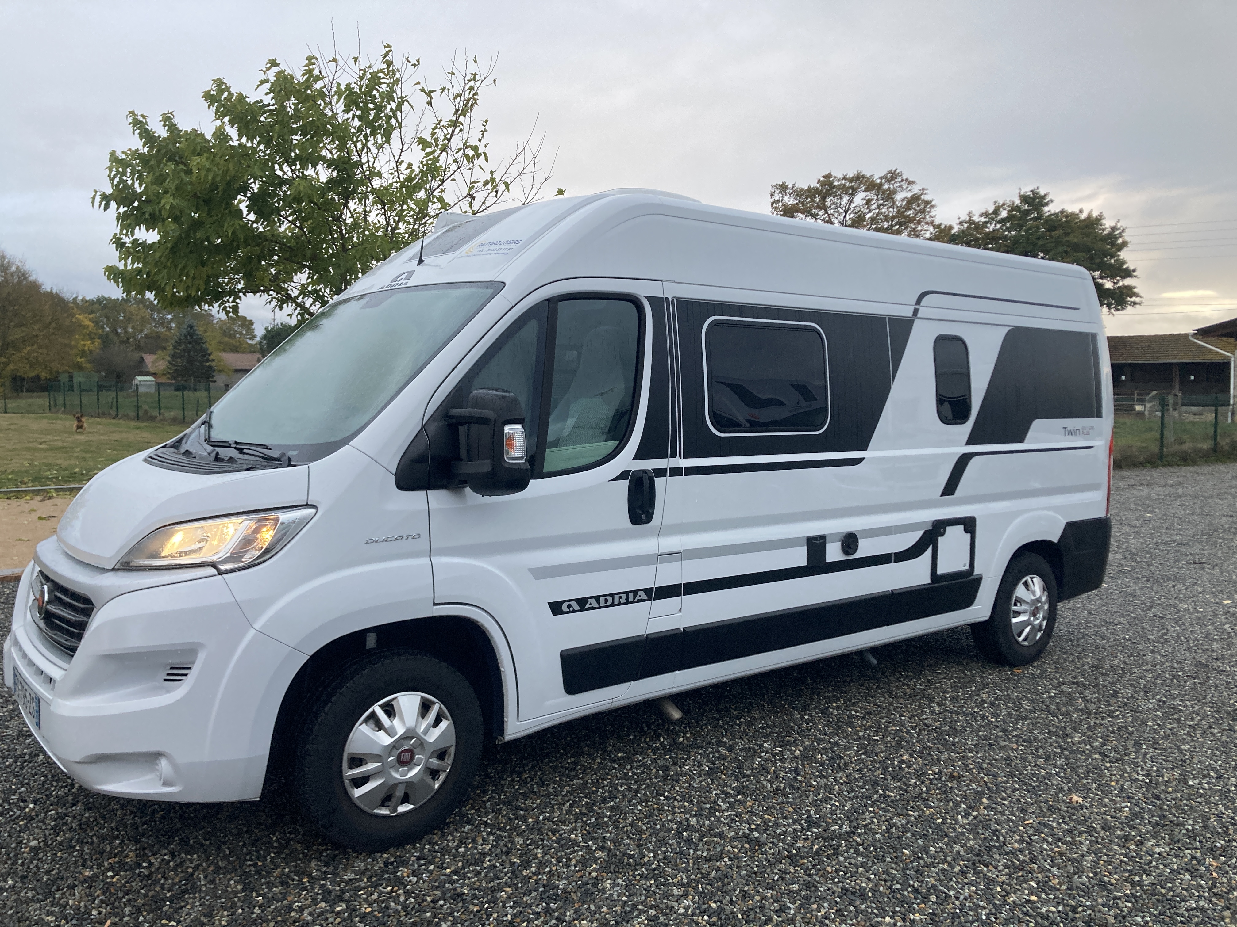 Fourgon aménagé occasion Adria Twin Plus 600 SPB