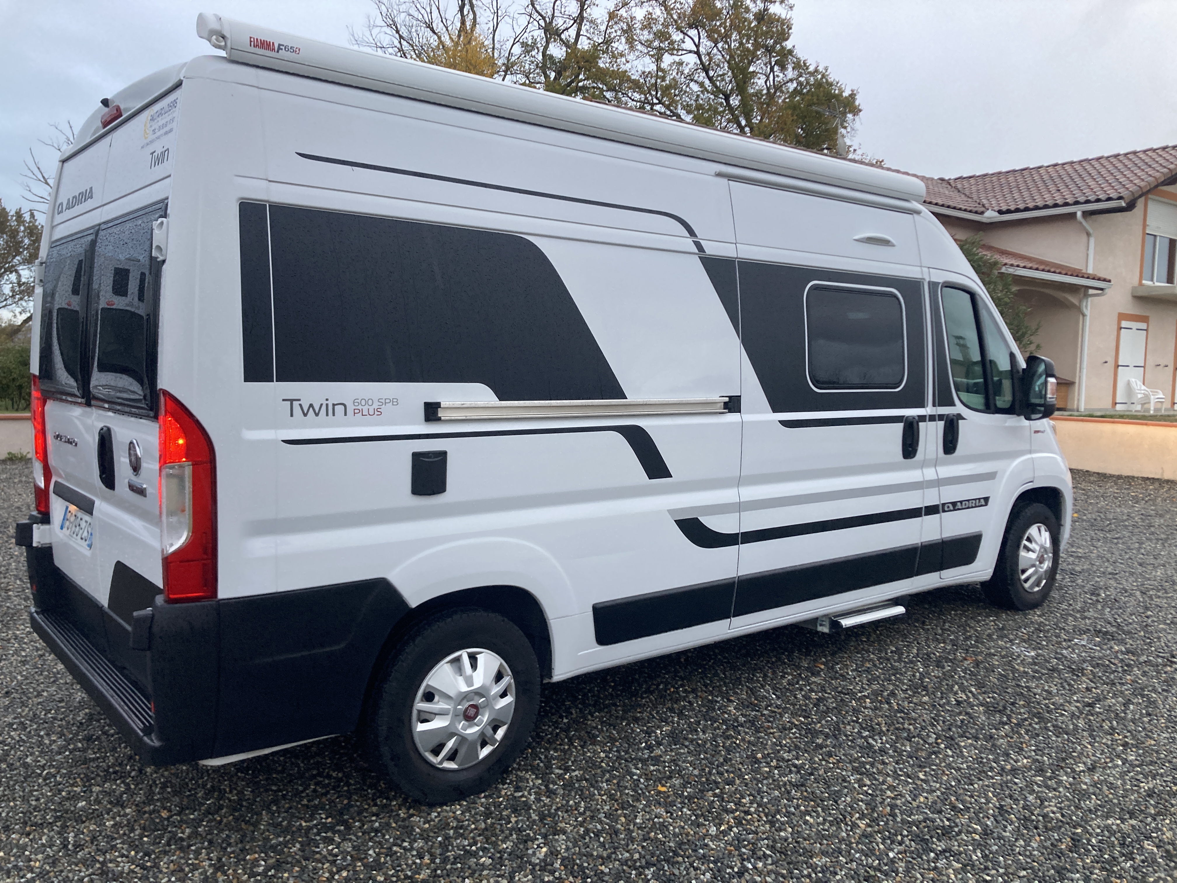 Fourgon aménagé occasion Adria Twin Plus 600 SPB - VENDU
