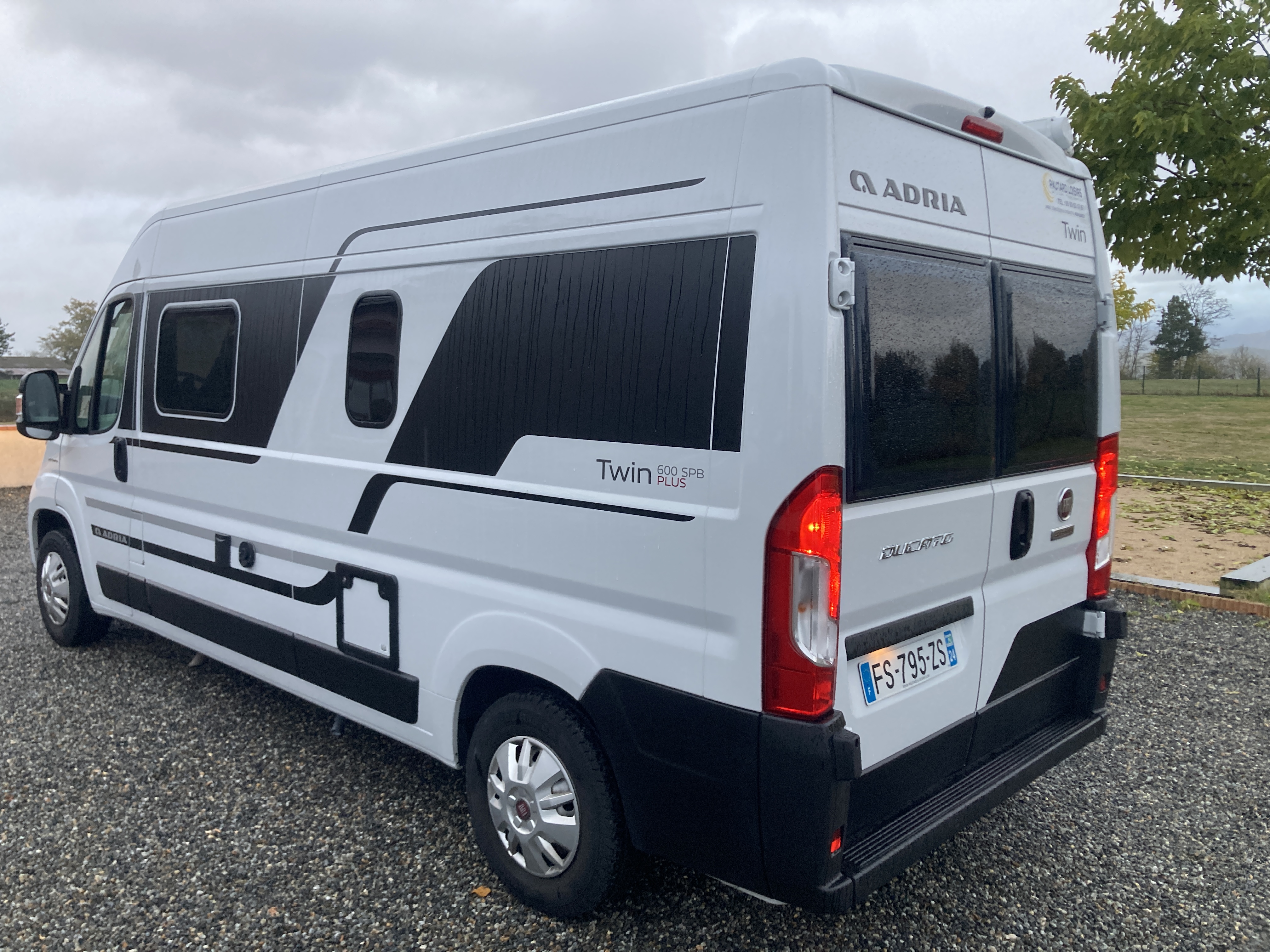 Fourgon aménagé occasion Adria Twin Plus 600 SPB