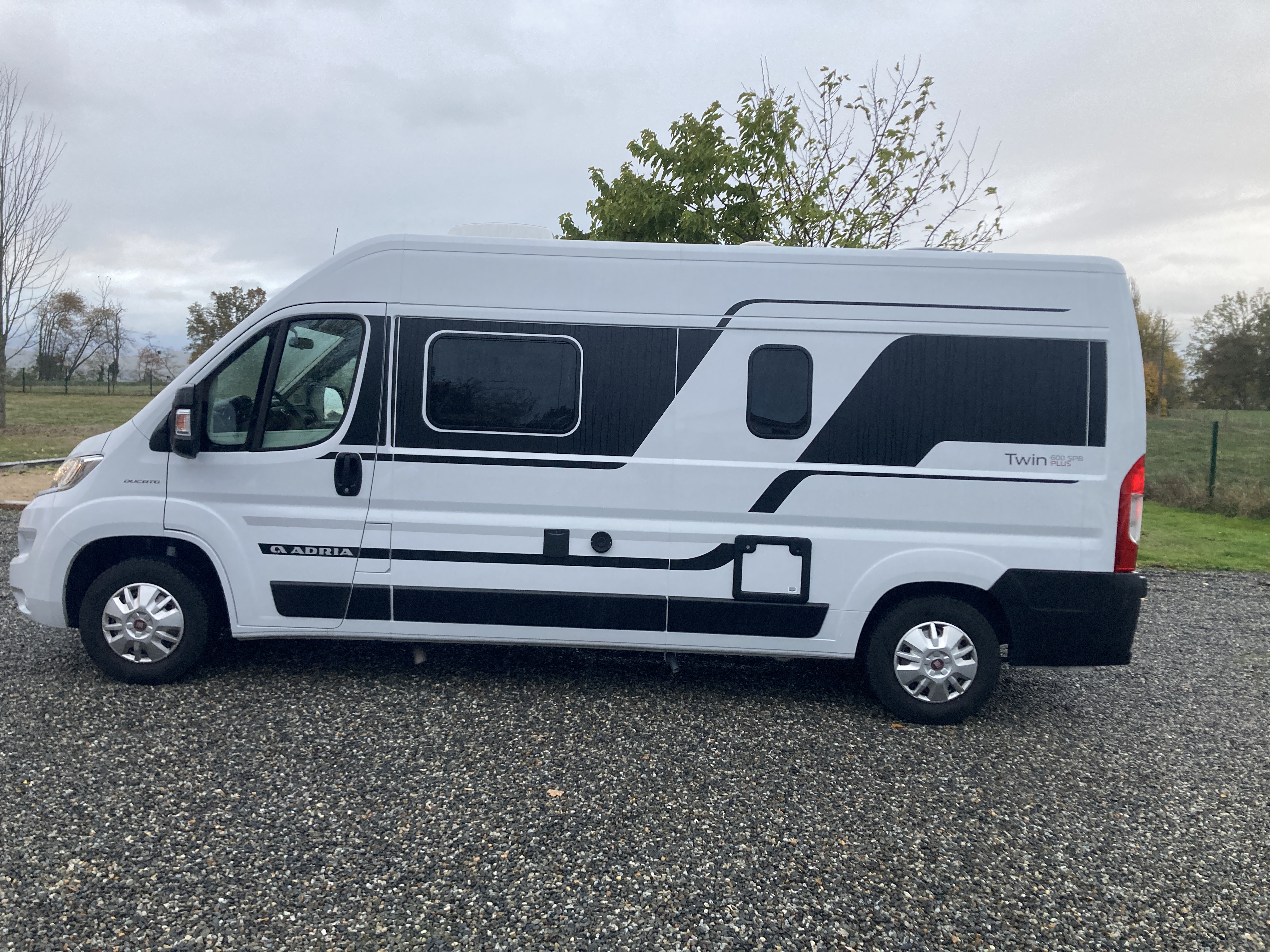 Fourgon aménagé occasion Adria Twin Plus 600 SPB - VENDU