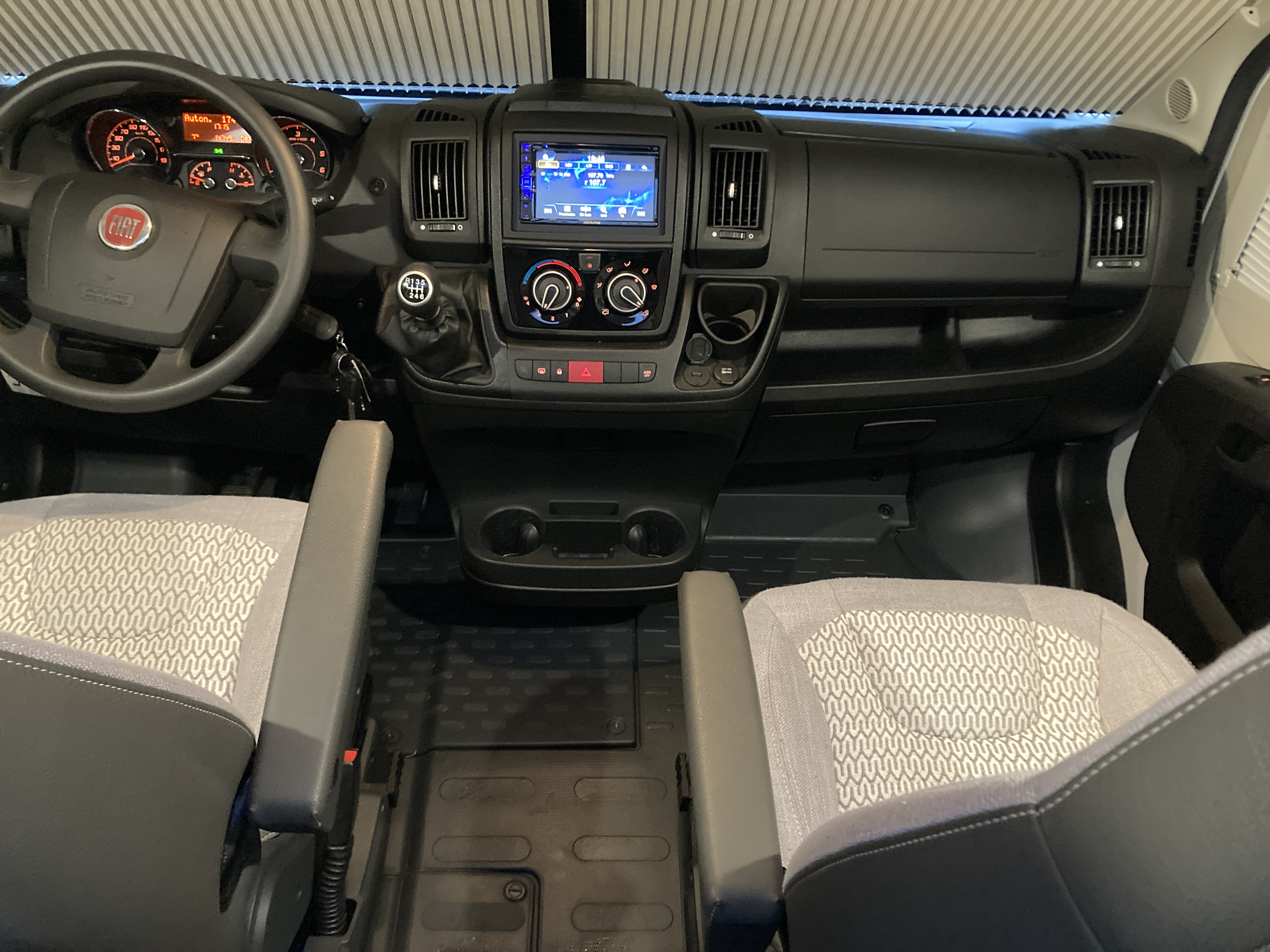 Fourgon aménagé occasion Adria Twin Plus 600 SPB - VENDU